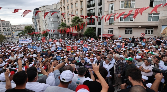 Hizmet-İş'ten Mahalli İdareler Kamu İşveren Sendikası önünde gösteri