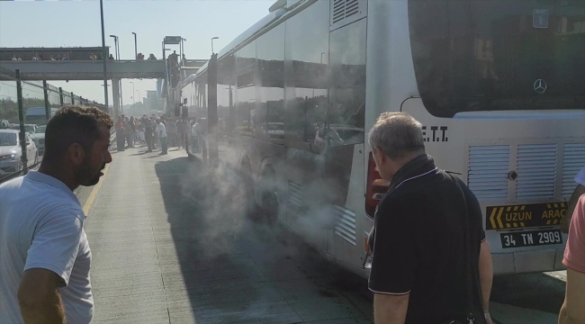 İstanbul'da arızalanan metrobüsteki yolcular tahliye edildi