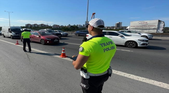 İstanbul'da "çakarlı araç" denetiminden kaçan sürücüye para cezası