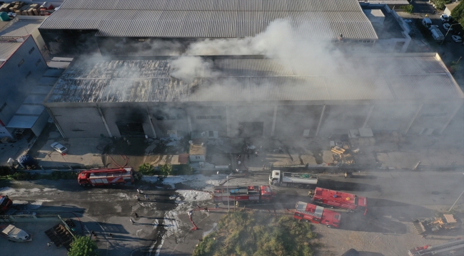 İzmir'de geri dönüşüm fabrikasında çıkan yangın hasara neden oldu