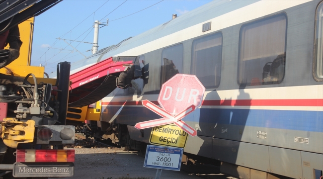 İzmir'de hemzemin geçitte tren ile traktörün çarpıştığı kazada 4 kişi yaralandı