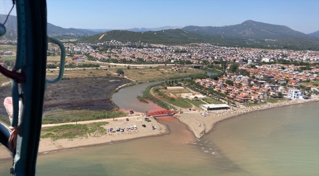 İzmir'de sazlık alanda çıkan yangına müdahale ediliyor