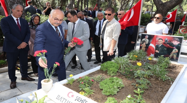 İzmir ve çevre illerdeki şehitliklerde tören düzenlendi