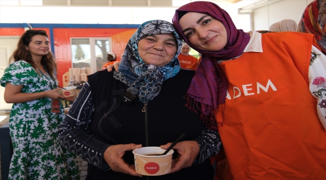 Kadın ve Demokrasi Vakfından Kahramanmaraş'ta depremzedelere aşure ikramı 