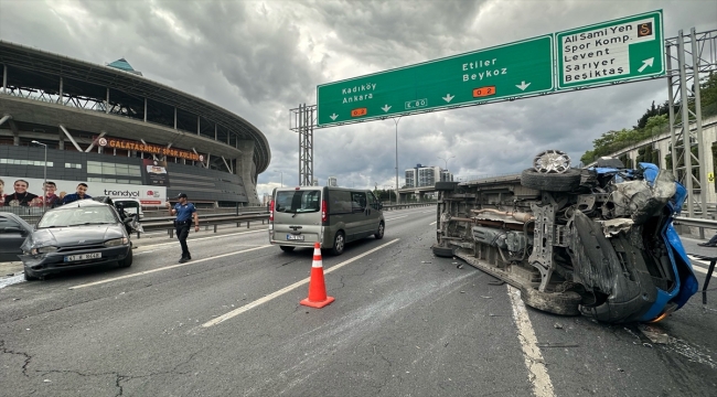 Kağıthane'deki trafik kazasında 2 kişi yaralandı