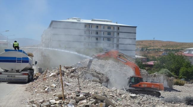 Kahramanmaraş'ta ağır hasarlı binaların yıkımı sürüyor