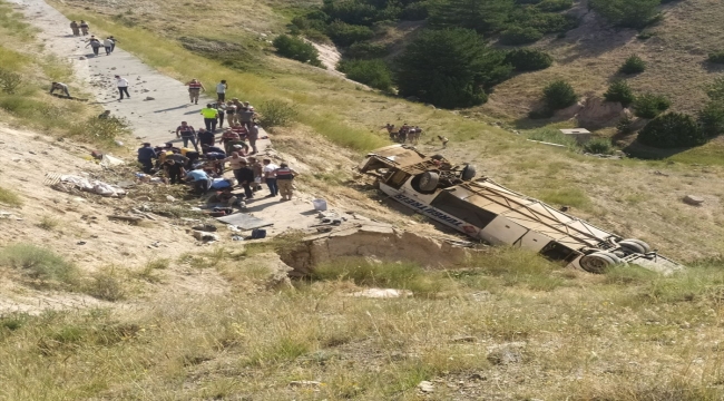 Kars'ta yolcu otobüsü şarampole devrildi