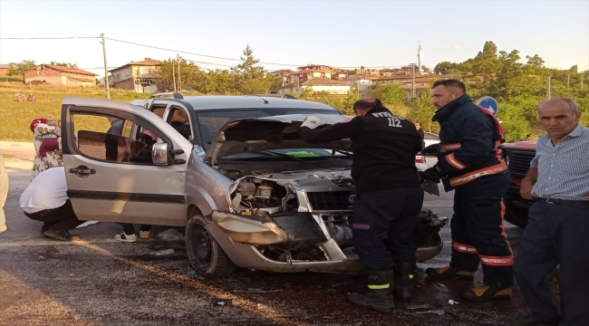 Kastamonu'da çarpışan hafif ticari araç ile otomobildeki 10 kişi yaralandı