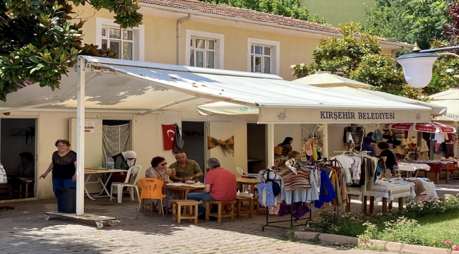 Kırşehir'de emekli öğretmenler gözleme yaparak öğrencilere destek oluyor 