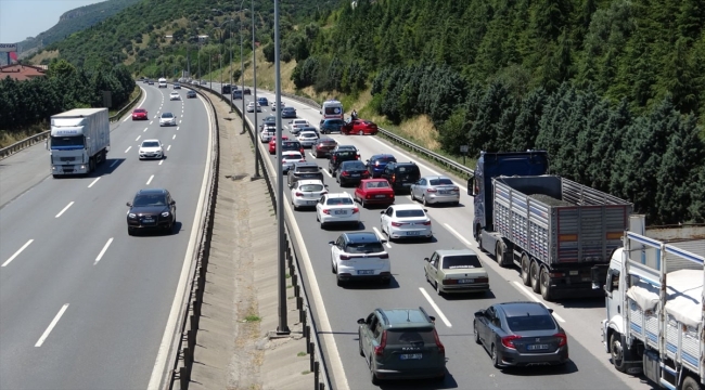 Kocaeli'de iki otomobilin çarpıştığı kazada 2 kişi yaralandı