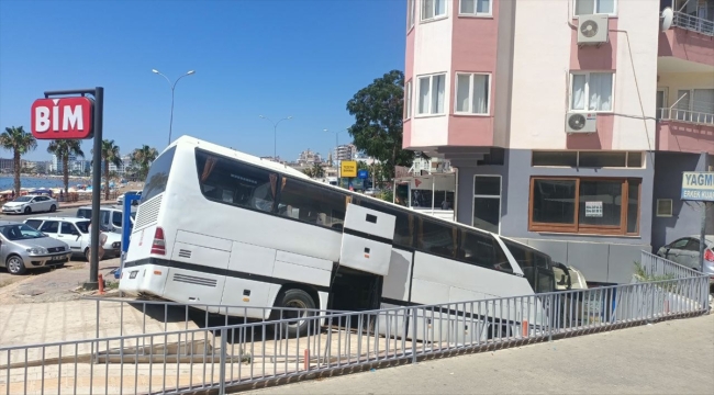 Mersin'de park halindeyken hareket eden otobüs, otomobile çarpıp markete girdi