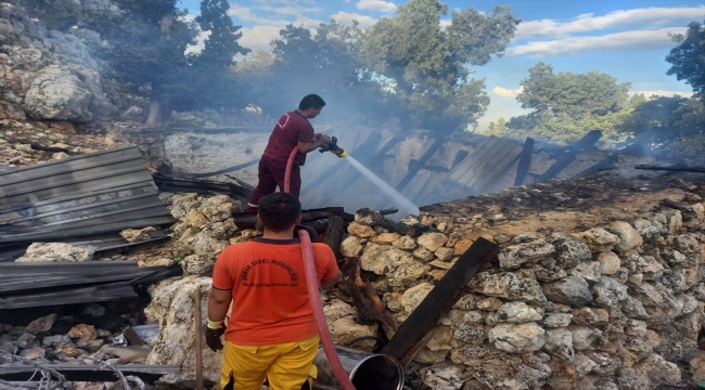 Mersin'de yangın çıkan taş ev ve ahır kullanılamaz hale geldi