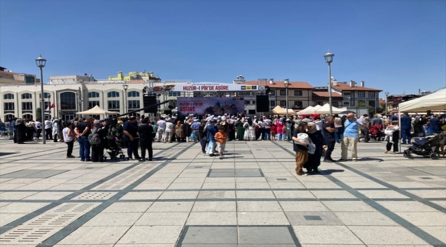 Mevlana Meydanı'nda Mevlevi usullerine göre aşure kaynatıldı