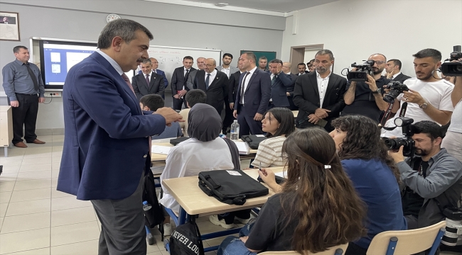 Milli Eğitim Bakanı Yusuf Tekin, Elazığ'da ziyaretlerde bulundu