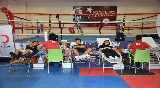 Muaythai Milli Takımı sporcuları farkındalık oluşturmak için Antalya'da kan bağışladı