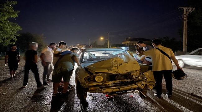 Muğla'da minibüse çarpan otomobilin sürücüsü yaralandı