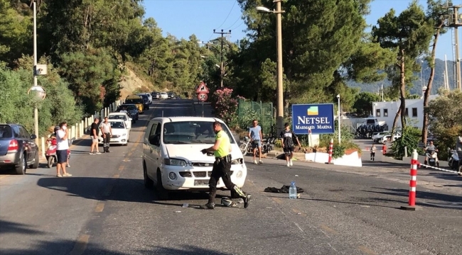 Muğla'da minibüsle çarpışan motosikletteki 1 kişi öldü, 1 kişi yaralandı