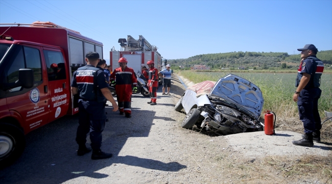 Muğla'da yol kenarındaki kanala düşen otomobildeki anne öldü, çocuğu yaralandı