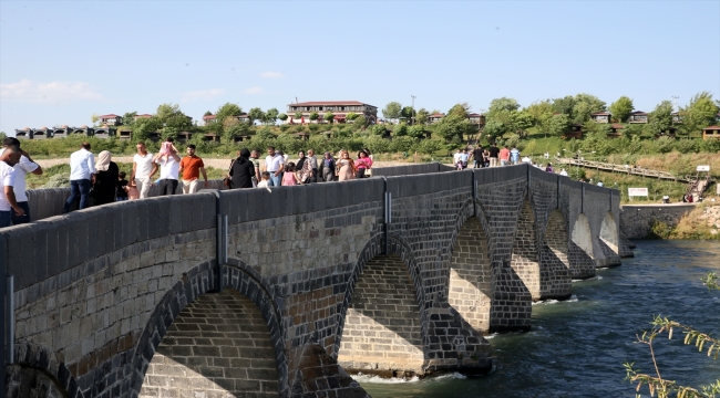 Muş'taki tarihi Murat Köprüsü'nde bayram yoğunluğu