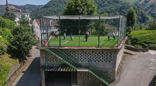 Oflu gençler çay alım yerinin damında yapılan halı sahada futbol oynuyor