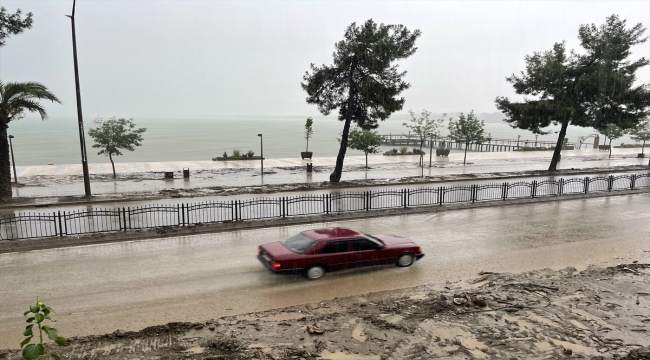 Ordu'da Karadeniz Sahil Yolu'nun heyelandan kapanan kesimleri ulaşıma açıldı