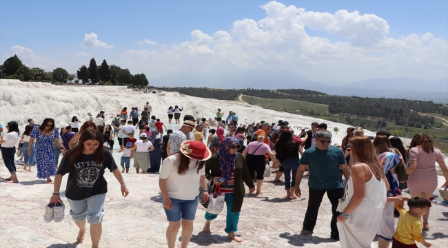 Pamukkale'de bayram tatili yoğunluğu sürüyor