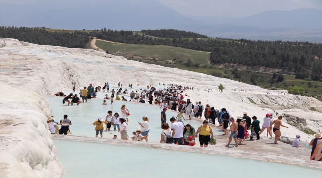 Pamukkale, yılın yarısında 811 bin 156 ziyaretçiyi ağırladı