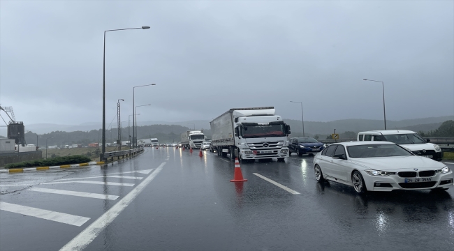 Sağanak nedeniyle Anadolu Otoyolu'na taşan su ulaşımı aksattı