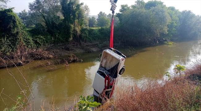 Sakarya Nehri'ne düşen kamyonet çıkartıldı