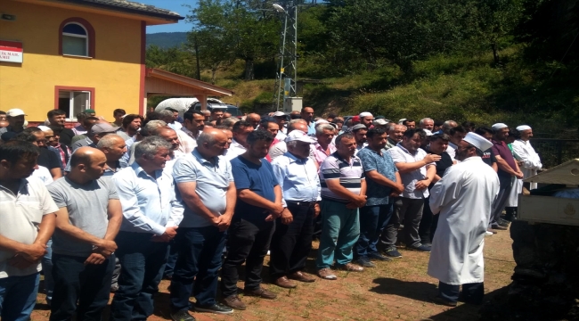 Samsun'da oğlunu kurtarmak isterken boğulan baba Karabük'te defnedildi