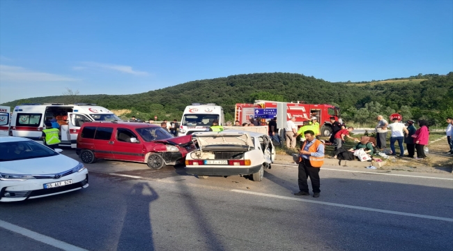 Samsun'da otomobil ile hafif ticari aracın çarpıştığı kazada 4 kişi yaralandı