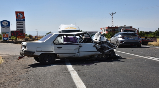 Şanlıurfa'da iki otomobilin çarpıştığı kazada 1 kişi öldü, 4 kişi yaralandı