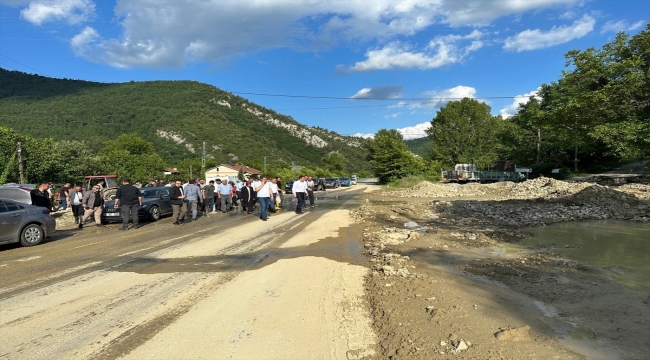 Sel nedeniyle trafiğe kapatılan Karabük-Zonguldak kara yolu tek yönlü ulaşıma açıldı