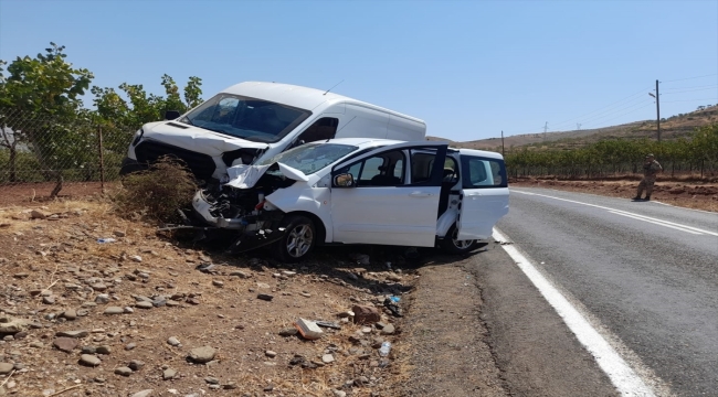 Siirt'te minibüs ve hafif ticari aracın çarpışması sonucu 6 kişi yaralandı