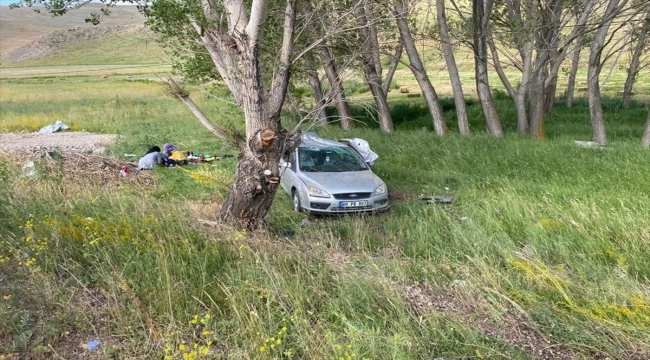 Sivas'ta devrilen otomobildeki 6 aylık bebek öldü, 3 kişi yaralandı