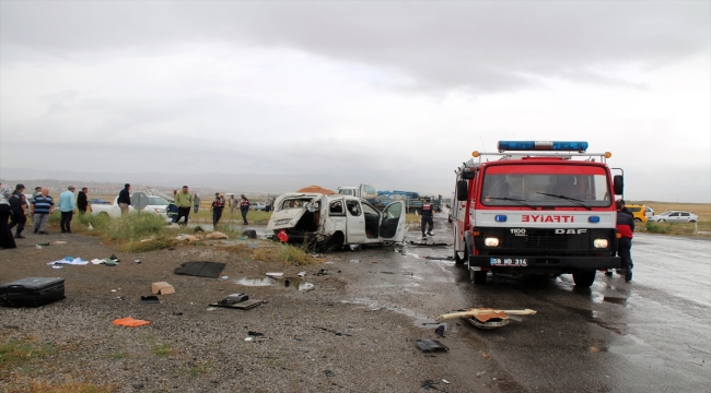 Sivas'ta kamyon ile hafif ticari aracın çarpıştığı kazada 2 kişi öldü, 3 kişi yaralandı