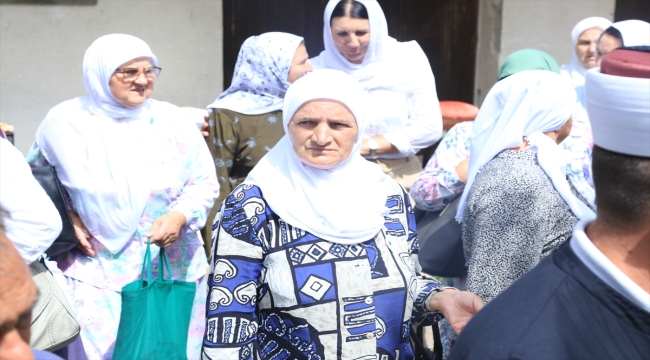 Srebrenitsa soykırımı kurbanlarının yakınları, sevdikleri için öldürüldükleri yerlerde dua etti