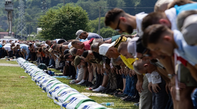 Srebrenitsa soykırımının 30 kurbanı daha toprağa verildi