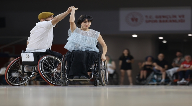 Tekerlekli Sandalye Dans Sporu Türkiye Şampiyonası İzmir'de yapıldı