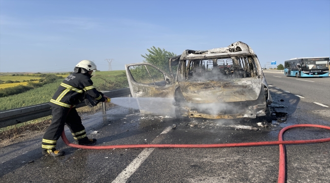 Tekirdağ'da seyir halindeki minibüs yandı 