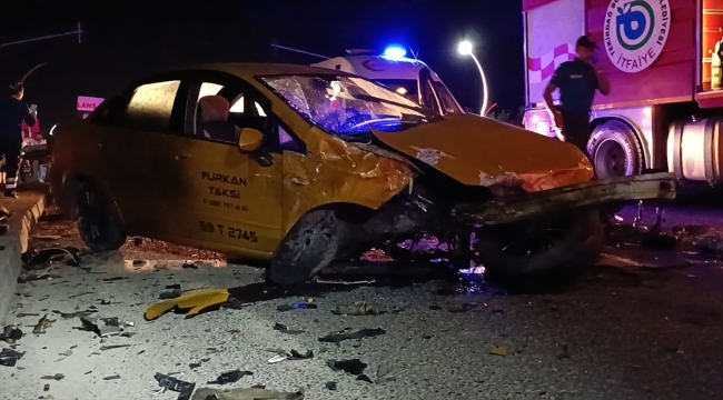 Tekirdağ'da taksi ile otomobilin çarpıştığı kazada 3 kişi yaraladı