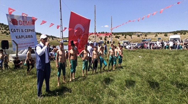 Tokat'ta Geleneksel Çıkrık Köyü 6. Karakucak Güreşleri düzenlendi