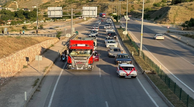 Tokatlı çift, tırı gelin aracı yaptı