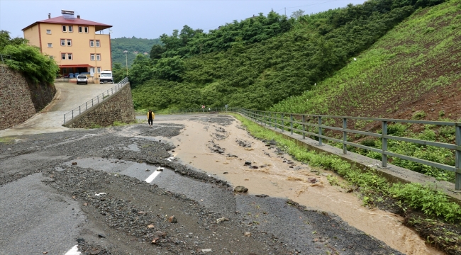 Trabzon'da sağanak hayatı olumsuz etkiledi