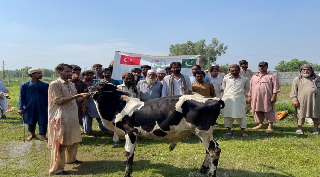 Türk yardım kuruluşları Pakistan'da 100 binin üzerinde aileye kurban eti dağıttı