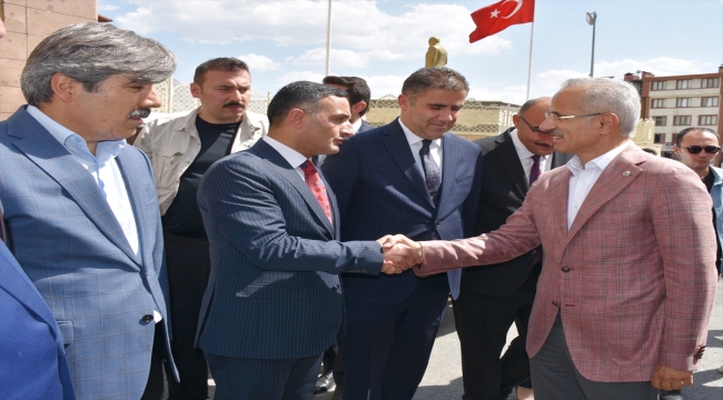 Ulaştırma ve Altyapı Bakanı Uraloğlu, AK Parti Hakkari İl Başkanlığında konuştu