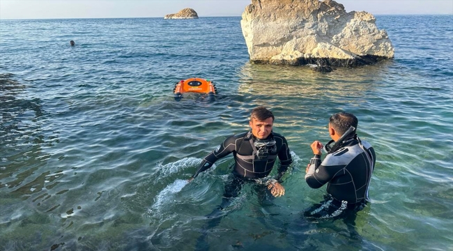 Van Gölü'nde bir kayanın üzerinde mahsur kalan vatandaş uzaktan kumandalı araçla kurtarıldı