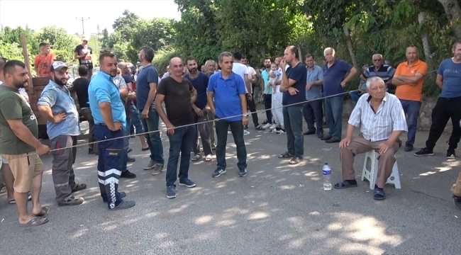 Yalova'da su sıkıntısı yaşayan köylüler yol kapayarak eylem yaptı 