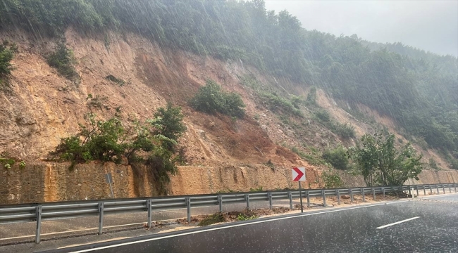 Zonguldak-İstanbul kara yolu heyelan nedeniyle ulaşıma kapatıldı