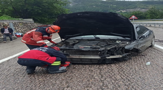 Zonguldak'ta iki otomobilin çarpıştığı kazada 1'i bebek 8 kişi yaralandı